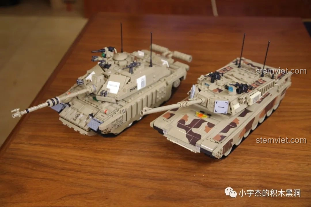 Cận cảnh hai xe tăng PanlosBrick, bao gồm PanlosBrick 632010 Xe Tăng Chiến Đấu Chủ Lực M1A2 Abrams, từ phía sau.