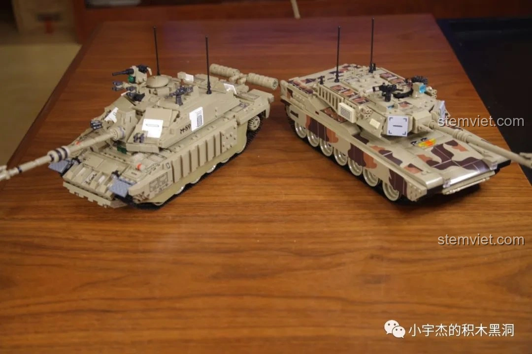 Cận cảnh hai xe tăng PanlosBrick, bao gồm PanlosBrick 632010 Xe Tăng Chiến Đấu Chủ Lực M1A2 Abrams, từ phía trên.