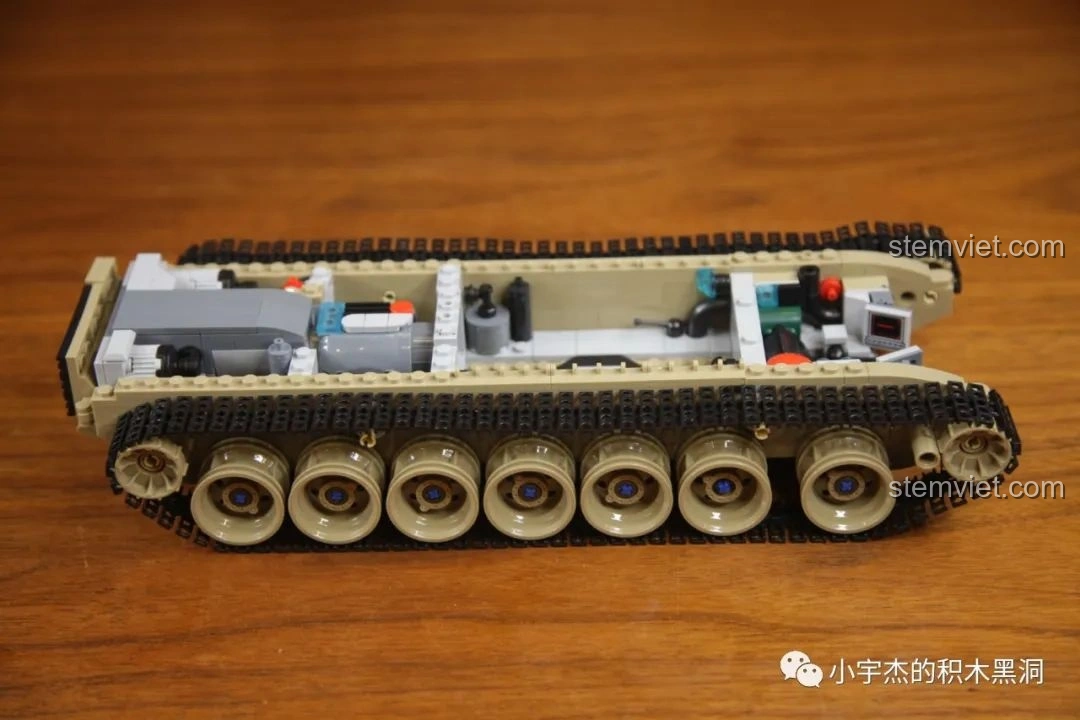 Toàn bộ phần thân xe tăng PanlosBrick 632010 Xe Tăng Chiến Đấu Chủ Lực M1A2 Abrams với bánh xích đã lắp xong.