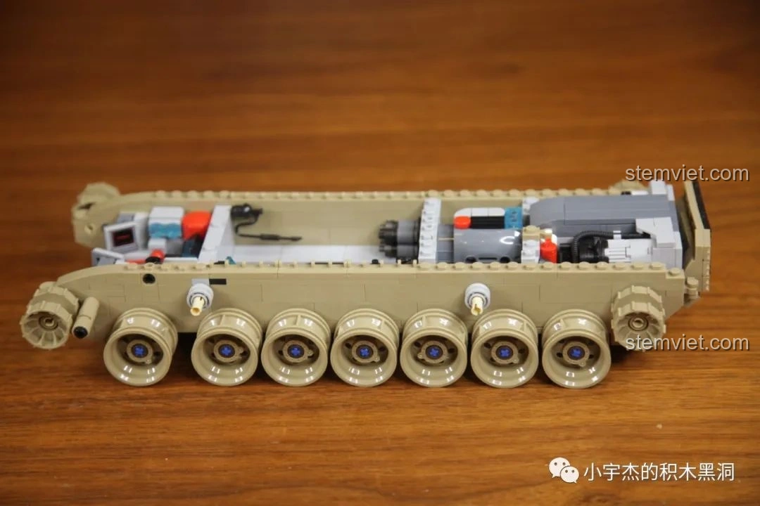 Toàn bộ phần thân xe tăng PanlosBrick 632010 Xe Tăng Chiến Đấu Chủ Lực M1A2 Abrams đã hoàn thiện nội thất.