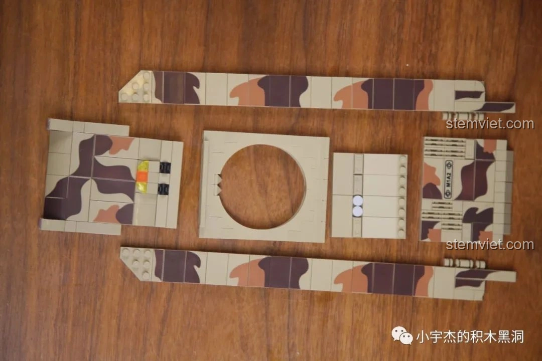 Thân xe tăng PanlosBrick 632010 Xe Tăng Chiến Đấu Chủ Lực M1A2 Abrams đã được phủ giáp.