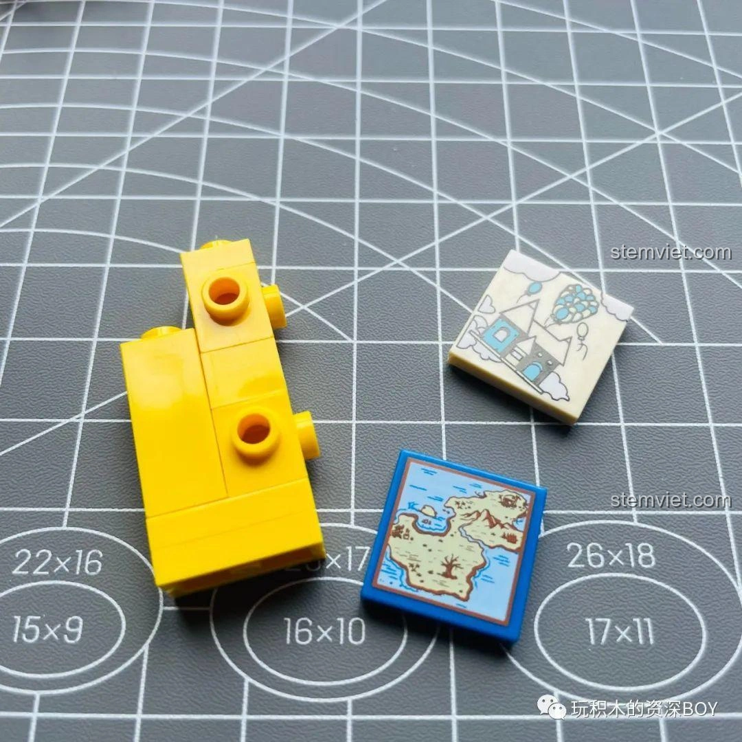 Hai mảnh ghép in hình bản đồ và bức tranh từ bộ PanlosBrick 656014 Ngôi nhà khinh khí cầu Hộp nhạc.