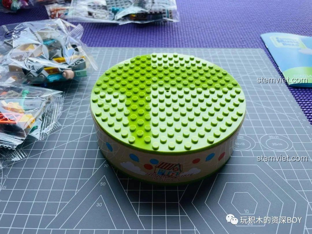 Chi tiết đế hộp nhạc màu xanh lá cây của bộ lắp ráp PanlosBrick 656014 Ngôi nhà khinh khí cầu Hộp nhạc.