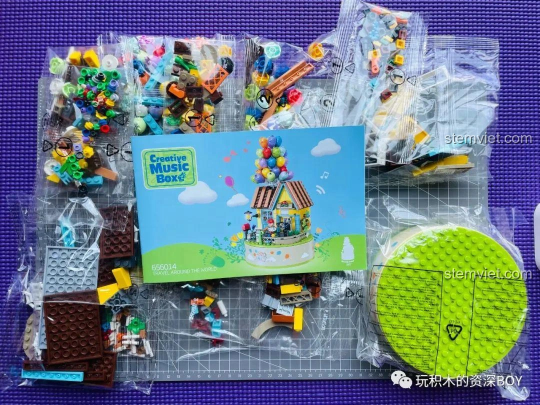 Mặt sau hộp đồ chơi PanlosBrick 656014 Ngôi nhà khinh khí cầu Hộp nhạc hiển thị các chi tiết và túi linh kiện bên trong.