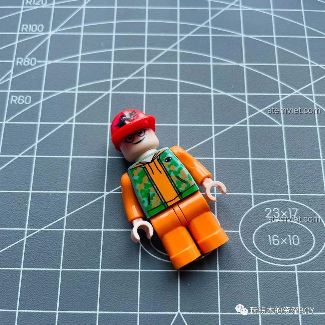 Minifigure họa sĩ mũ đỏ với bảng vẽ và cọ vẽ từ bộ PanlosBrick 656014 Ngôi nhà khinh khí cầu Hộp nhạc.