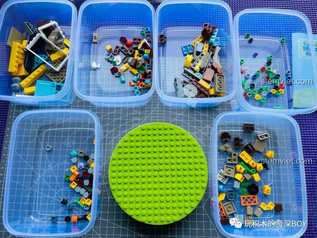 Các mảnh ghép của bộ PanlosBrick 656014 Ngôi nhà khinh khí cầu Hộp nhạc được phân loại trong các hộp nhỏ.