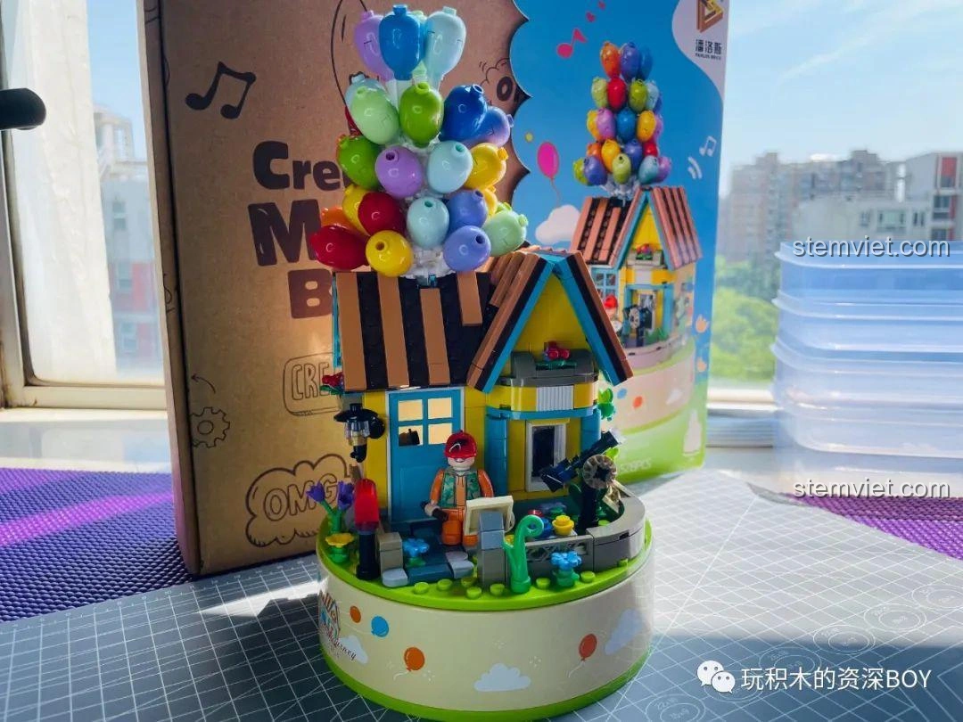 Toàn cảnh mô hình PanlosBrick 656014 Ngôi nhà khinh khí cầu Hộp nhạc hoàn chỉnh, đặt cạnh hộp.