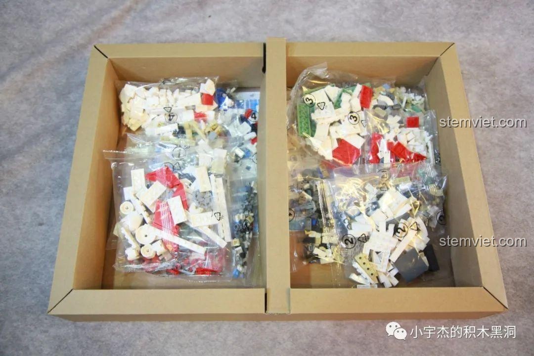 Bên trong hộp bộ đồ chơi PanlosBrick 688009 Tàu lặn Giao Long số 1, các túi mảnh ghép được sắp xếp gọn gàng