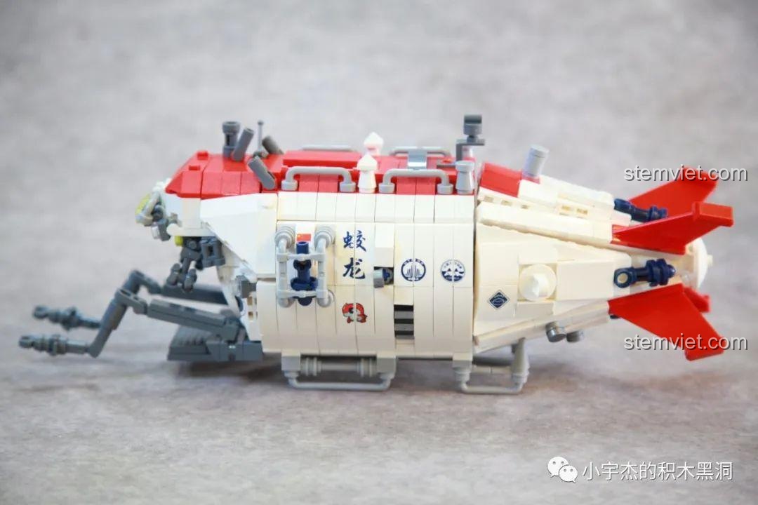 Cánh tay robot của bộ đồ chơi PanlosBrick 688009 Tàu lặn Giao Long số 1 ở tư thế gập gọn