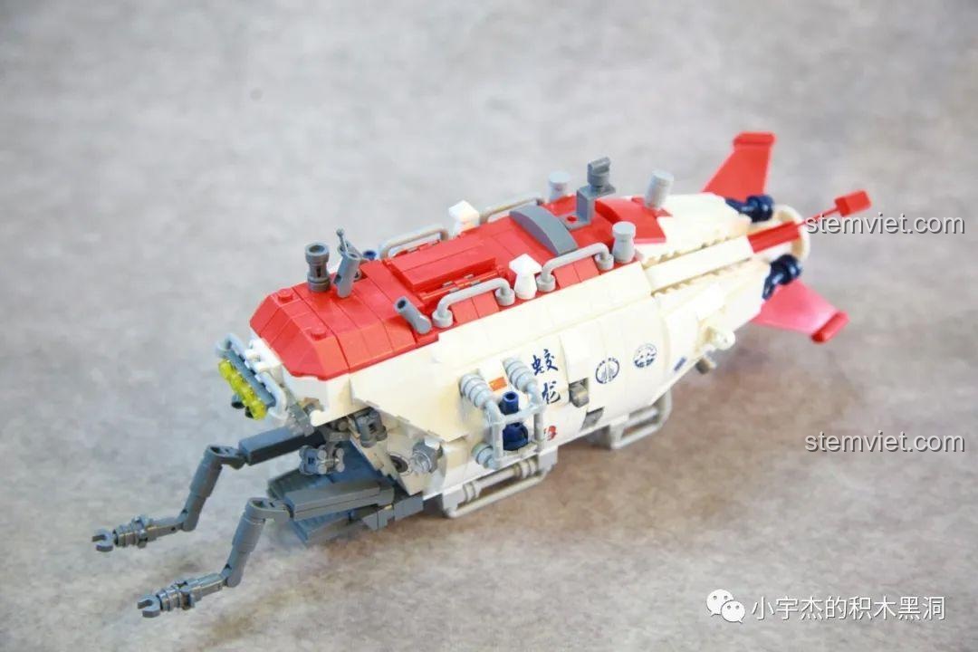 Cánh tay robot của bộ lắp ghép PanlosBrick 688009 Tàu lặn có người lái Giao Long ở tư thế sẵn sàng hoạt động