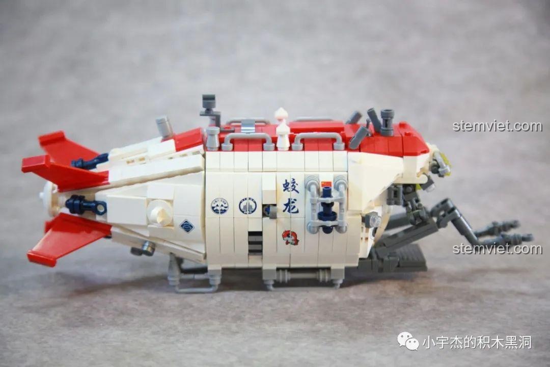 Các cấu trúc chức năng hai bên thân tàu lặn Giao Long số 1 PanlosBrick 688009 được tái hiện chân thực