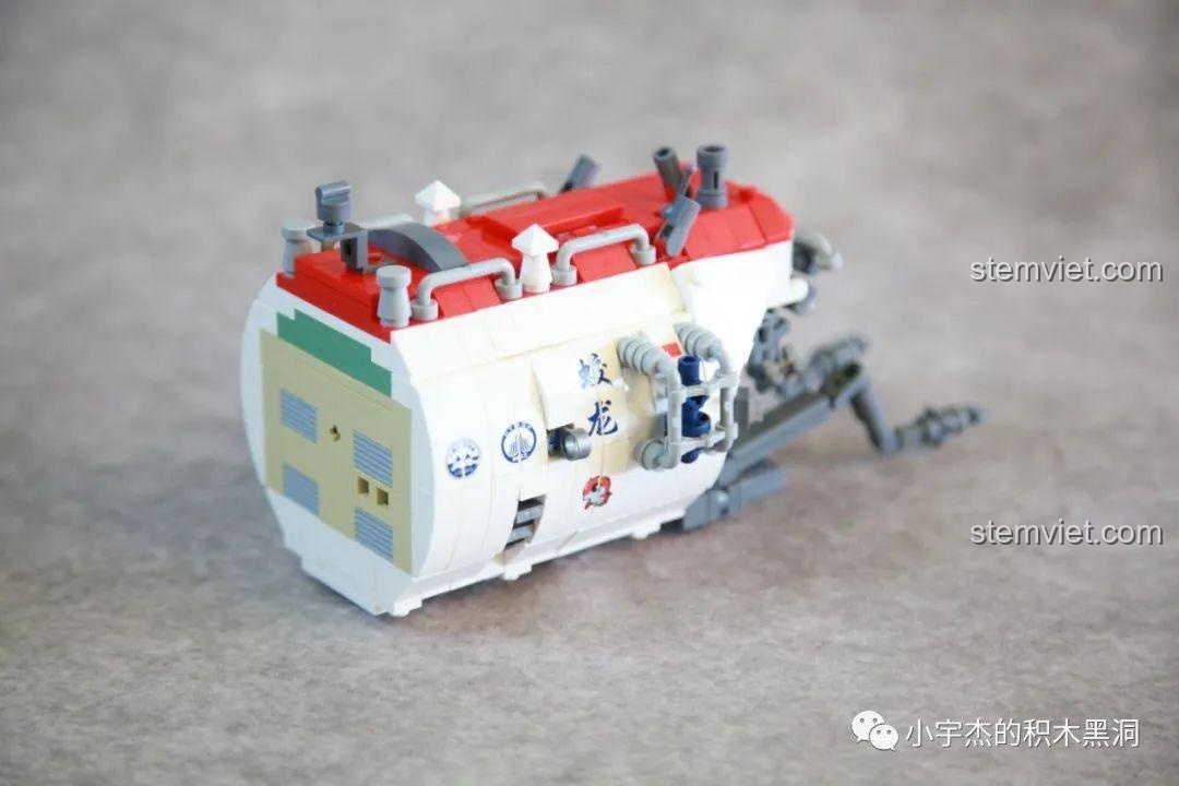 Phần mái của tàu lặn Giao Long số 1 PanlosBrick 688009 đã được lắp hoàn chỉnh, cấu trúc ổn định