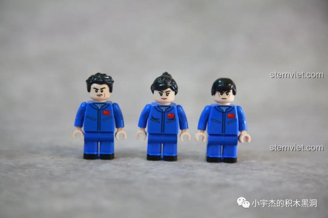 Ba minifigure phi hành đoàn của bộ lắp ghép PanlosBrick 688009 Tàu lặn có người lái Giao Long