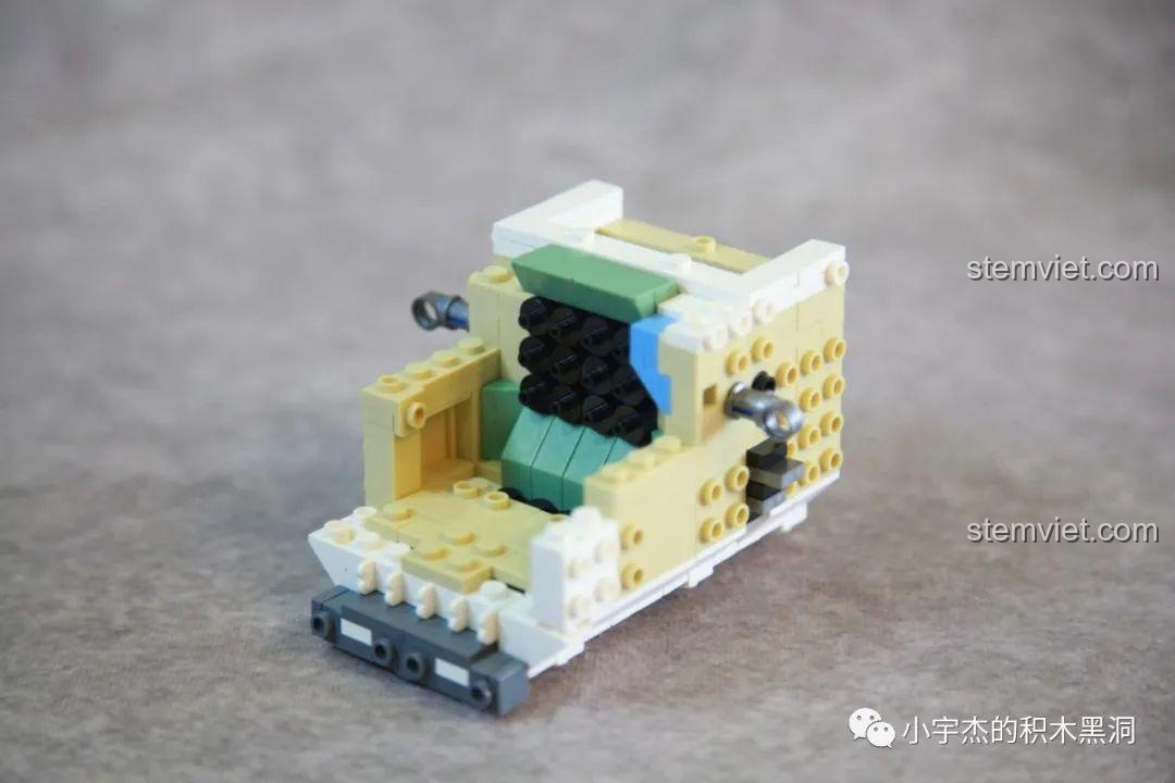 Phần nội thất buồng lái đang được lắp ráp của bộ đồ chơi PanlosBrick 688009 Tàu lặn Giao Long số 1