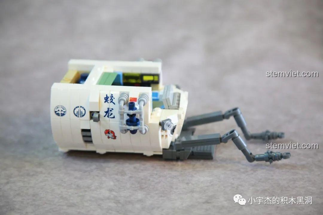 Thân tàu lặn Giao Long số 1 PanlosBrick 688009 đang được lắp ráp với các sticker chi tiết