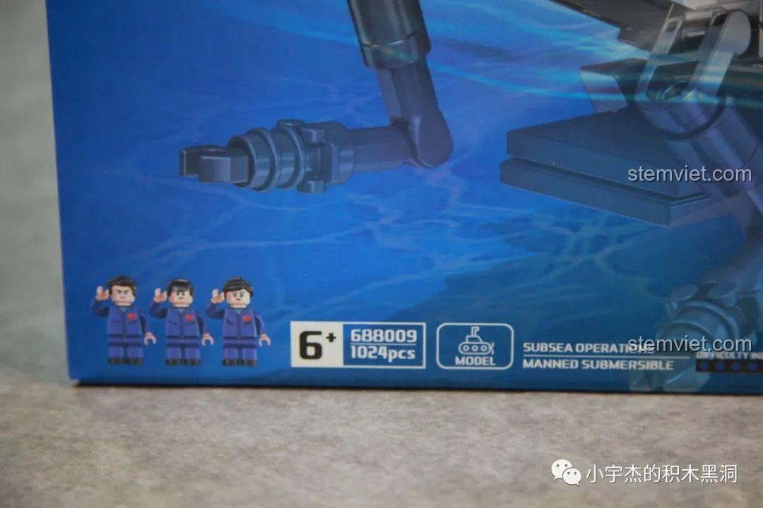 Thông tin độ tuổi, số chi tiết và minifigure trên hộp đồ chơi mô hình PanlosBrick 688009 Tàu lặn Giao Long số 1