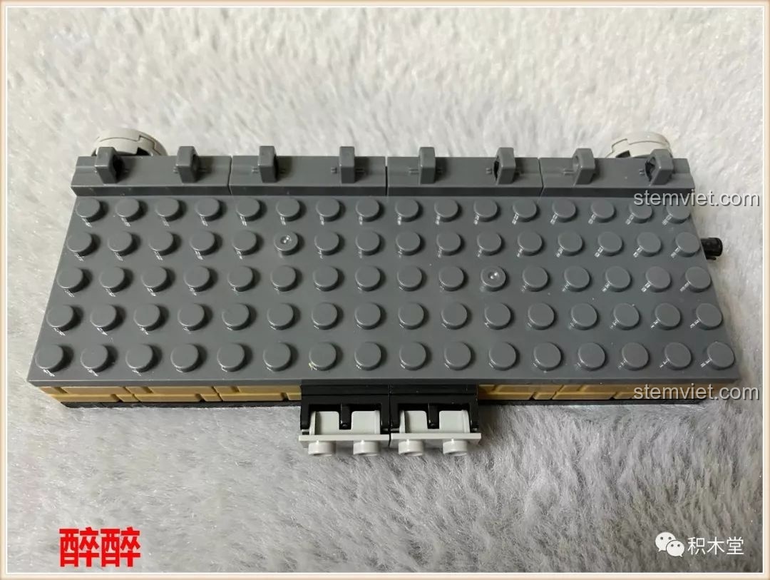 Quá trình lắp ráp đồ chơi PanlosBrick Thành phố thu nhỏ Bắc Kinh, bắt đầu với việc xây dựng phần đế vững chắc của mô hình.