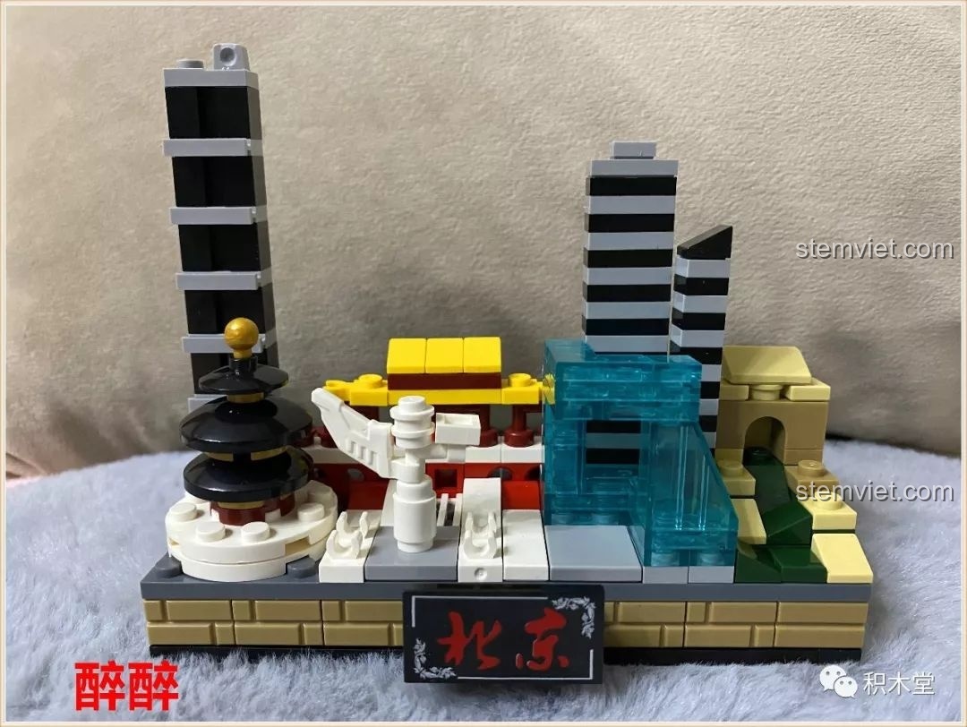 Các tòa nhà cao tầng và công trình biểu tượng của đồ chơi lắp ráp PanlosBrick Thành phố thu nhỏ Bắc Kinh dần hiện rõ trong quá trình lắp.