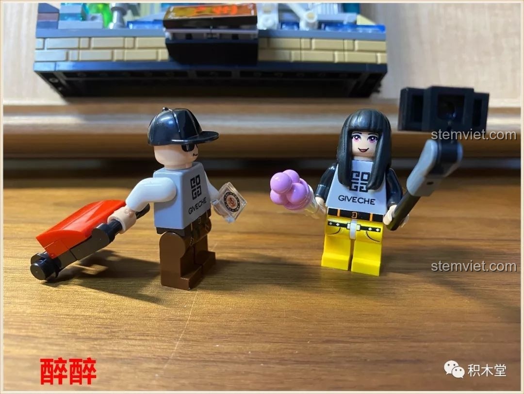 Bắt đầu xây dựng phần đế cho mô hình đồ chơi lắp ráp PanlosBrick Thành phố thu nhỏ Hồng Kông, chuẩn bị cho các tòa nhà chọc trời.