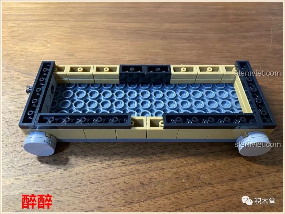 Những mảnh ghép đầu tiên của đồ chơi lắp ráp PanlosBrick Thành phố thu nhỏ Hồng Kông dần hiện rõ, tạo hình các tòa nhà.