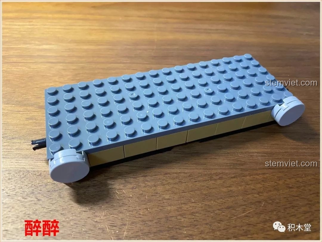 Quá trình lắp ráp đồ chơi PanlosBrick Thành phố thu nhỏ Quảng Châu, bắt đầu với việc xây dựng phần đế.