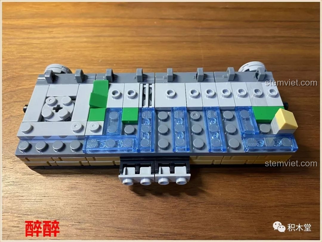 Các mảnh ghép trong suốt tạo hiệu ứng nước rất đẹp mắt trong quá trình lắp ráp đồ chơi PanlosBrick Thành phố thu nhỏ Quảng Châu.