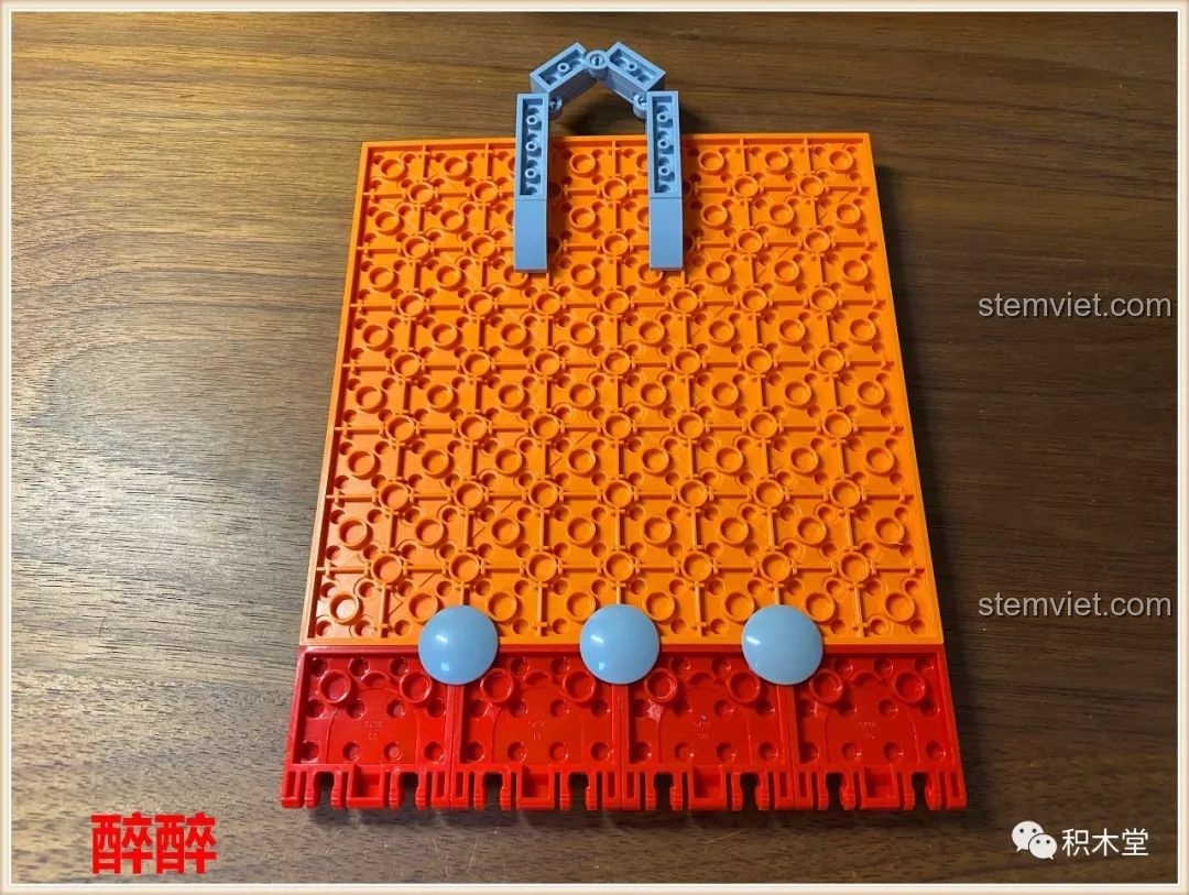 Mặt sau của mô hình đồ chơi lắp ráp PanlosBrick Thành phố thu nhỏ Quảng Châu, cho thấy cấu trúc lắp ráp bên trong.