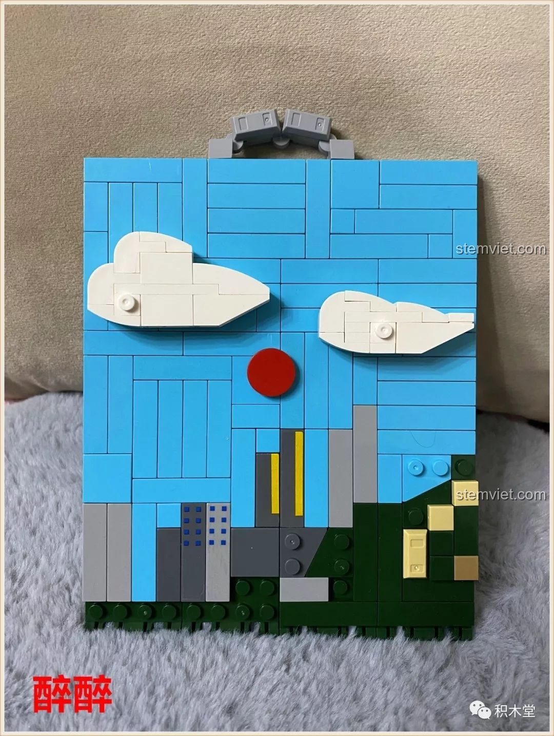 Phần nền trời xanh biếc với mây trắng và mặt trời đỏ của đồ chơi lắp ráp PanlosBrick Thành phố thu nhỏ Bắc Kinh, tạo hiệu ứng 3D.