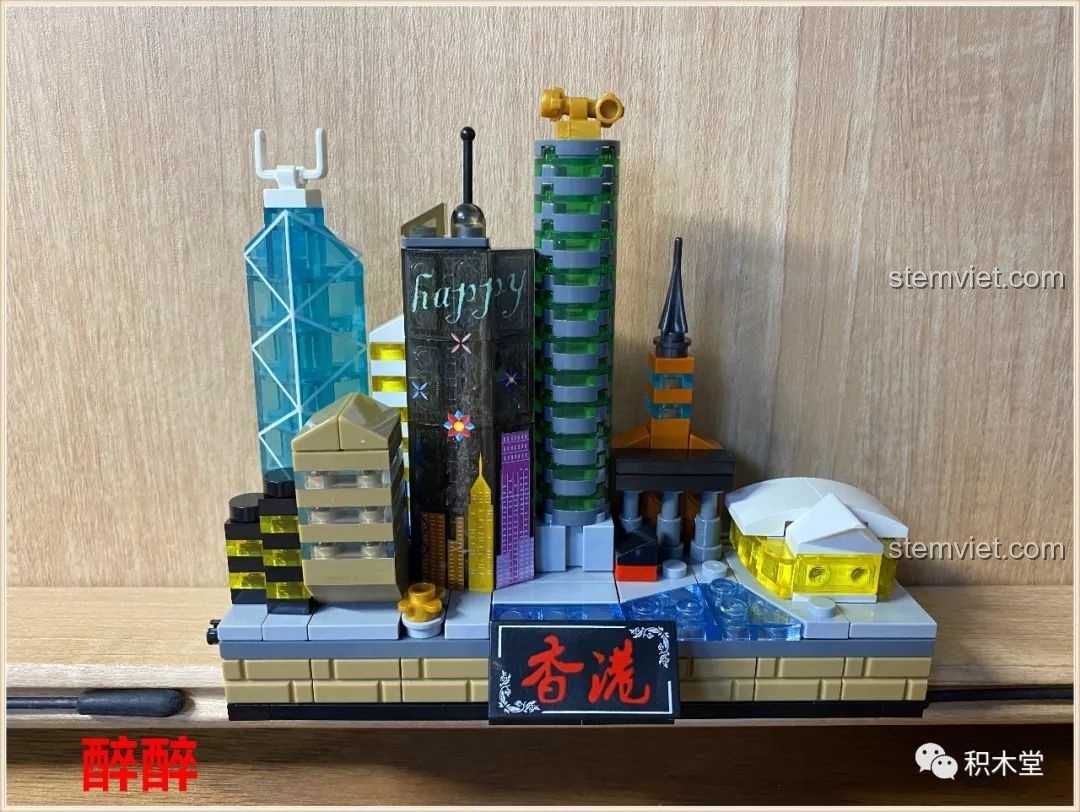 Nền trời đêm huyền ảo của đồ chơi lắp ráp PanlosBrick Thành phố thu nhỏ Hồng Kông với mặt trăng vàng rực rỡ.