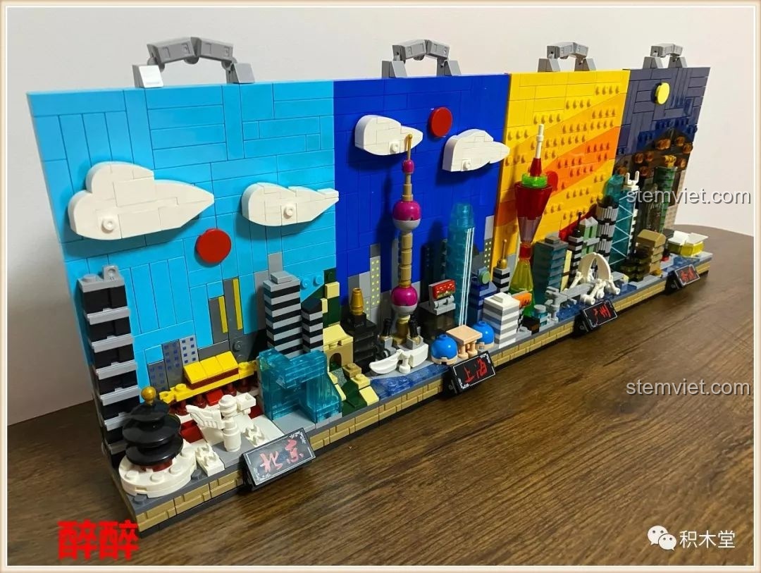 So sánh kích thước bộ đồ chơi lắp ráp PanlosBrick Thành phố thu nhỏ 656001-4 với một bộ xếp hình khác, cho thấy sự đồ sộ.