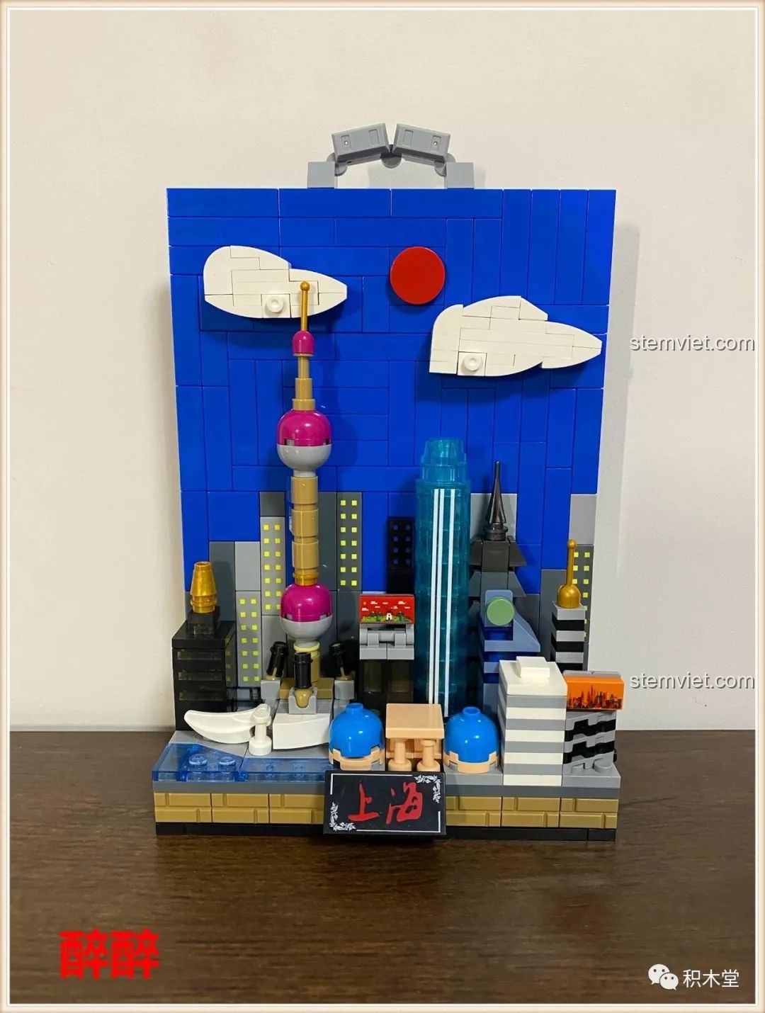 Góc nhìn khác của bộ sưu tập đồ chơi lắp ráp PanlosBrick Thành phố thu nhỏ 656001-4, hoành tráng và đầy màu sắc.