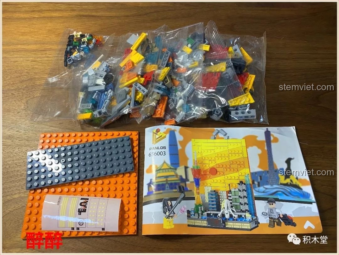 Nội dung bên trong hộp đồ chơi lắp ráp PanlosBrick Thành phố thu nhỏ Quảng Châu, bao gồm sách hướng dẫn và các túi mảnh ghép.