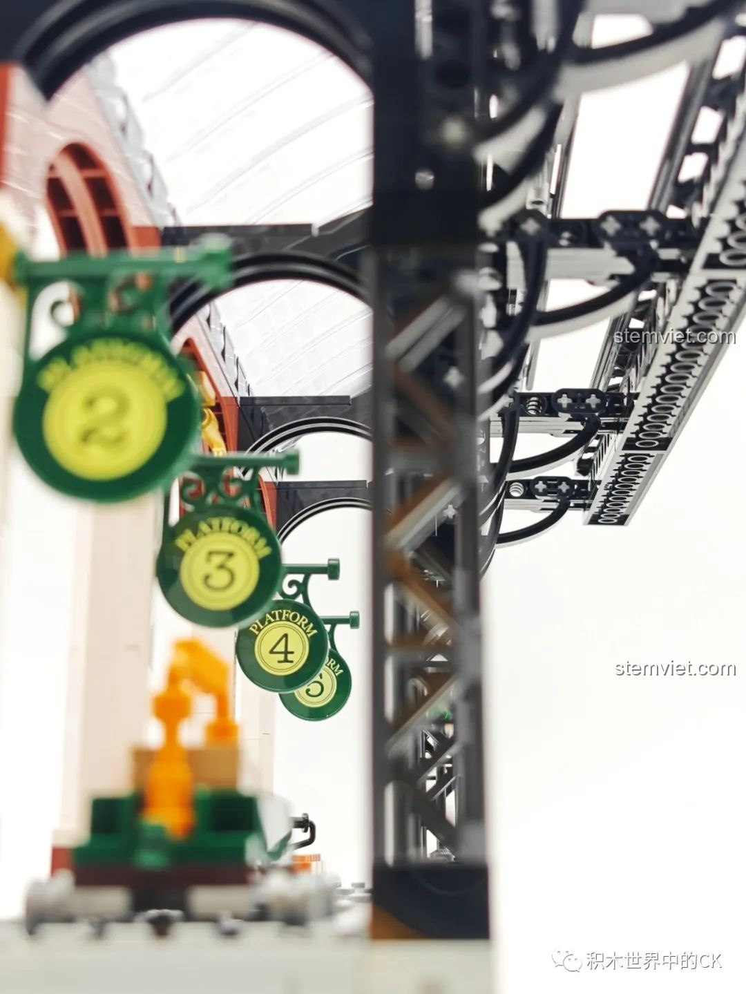 Cận cảnh các biển báo số hiệu sân ga của bộ Ga Tàu Hơi Nước Phong Cách Steampunk Pantasy 85007, thể hiện sự tỉ mỉ.