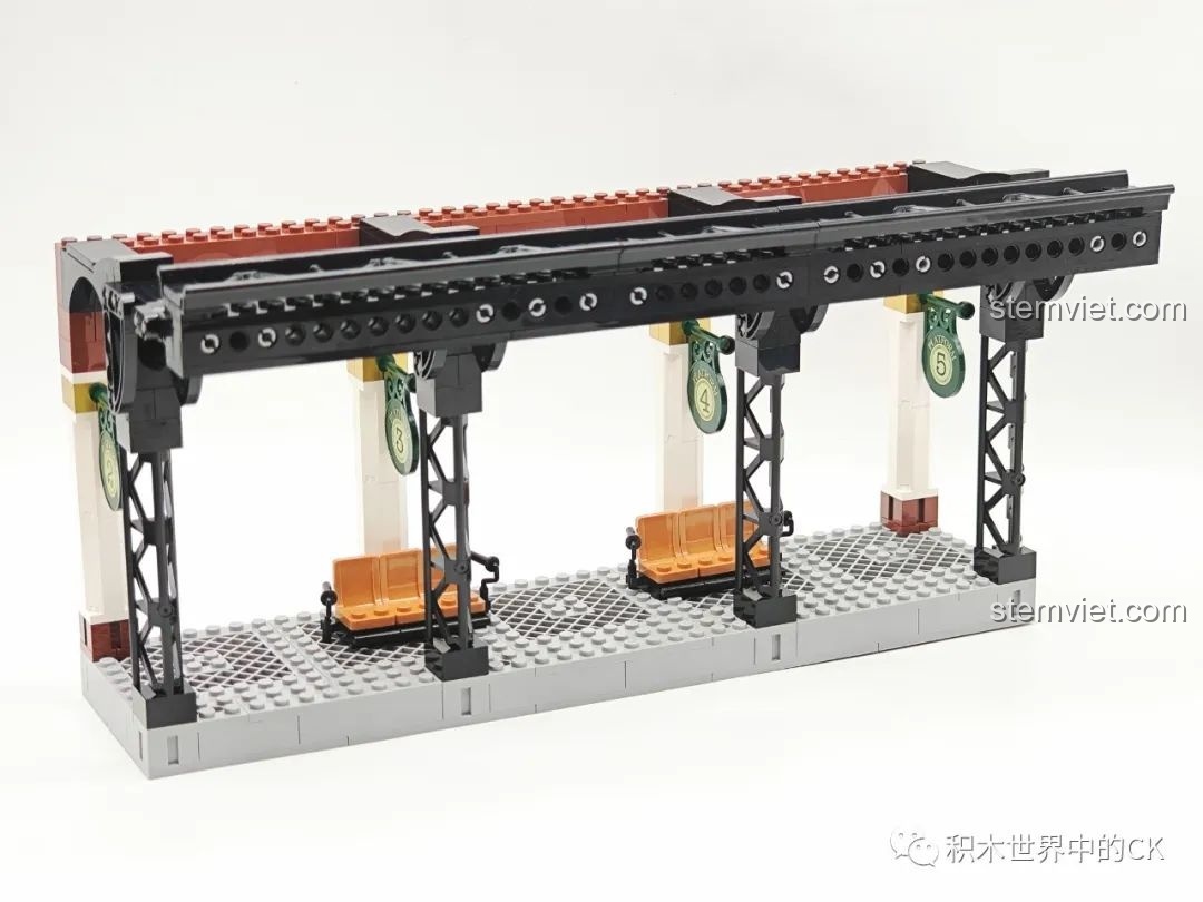 Lắp ráp cấu trúc mái che và cột đỡ cho sân ga của bộ Ga Tàu Hơi Nước Phong Cách Steampunk Pantasy 85007.