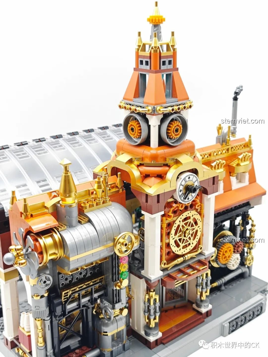 Cận cảnh bảng thông báo tàu chạy chi tiết tại Ga Tàu Hơi Nước Phong Cách Steampunk Pantasy 85007.