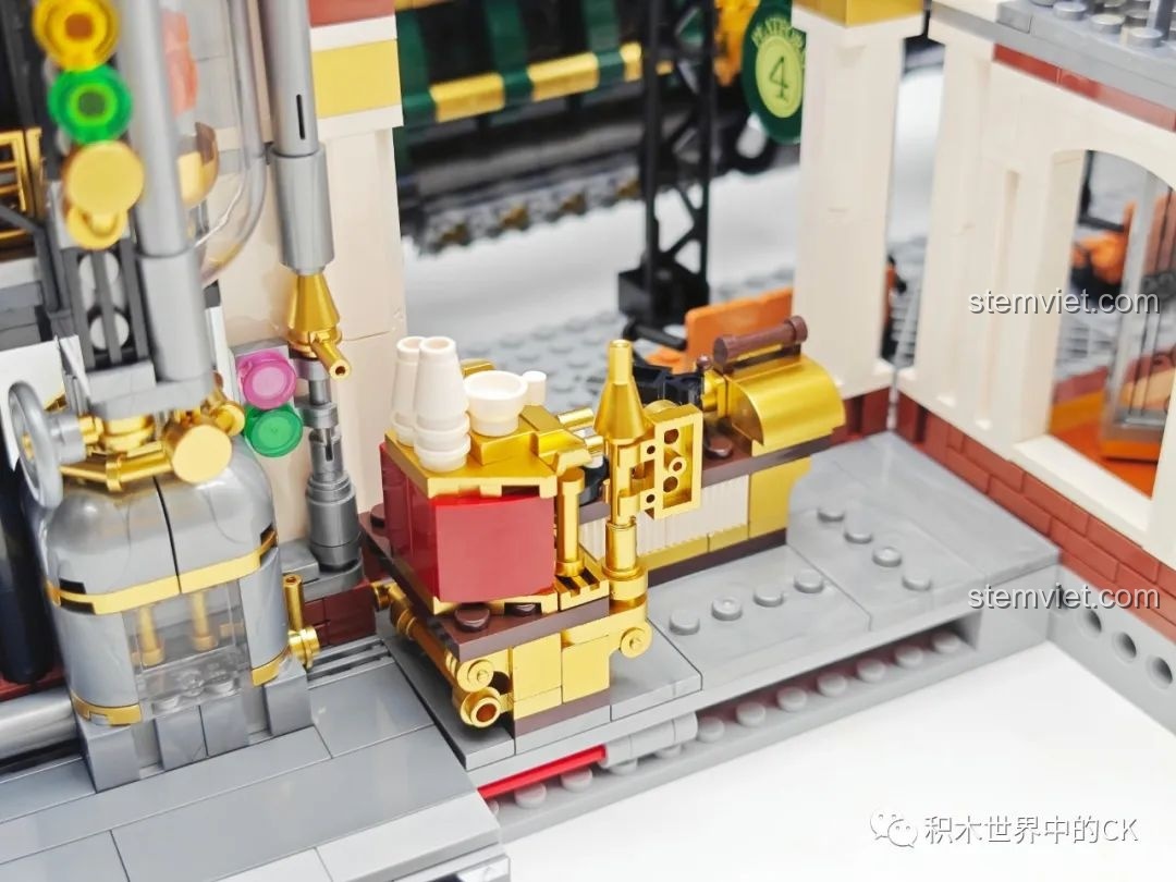 Cận cảnh các biển báo số hiệu sân ga và ghế chờ của Ga Tàu Hơi Nước Phong Cách Steampunk Pantasy 85007.