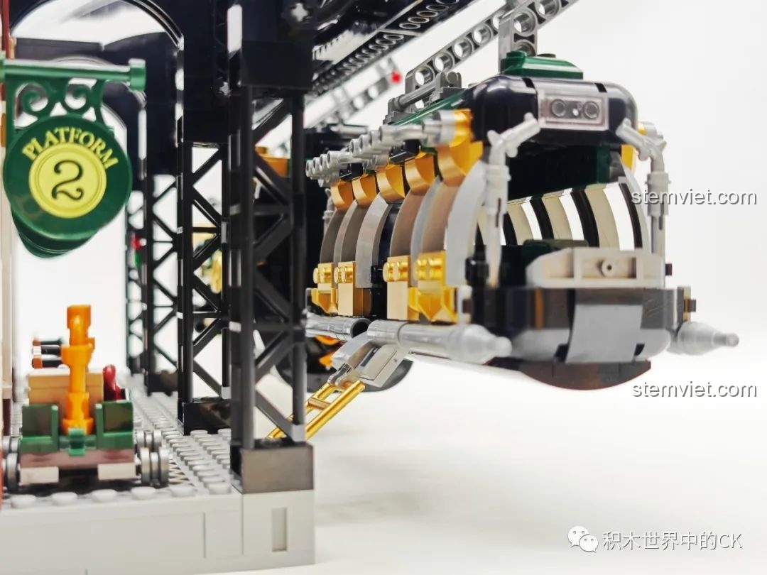 Cận cảnh các biển báo số hiệu sân ga và ghế chờ của Ga Tàu Hơi Nước Phong Cách Steampunk Pantasy 85007.