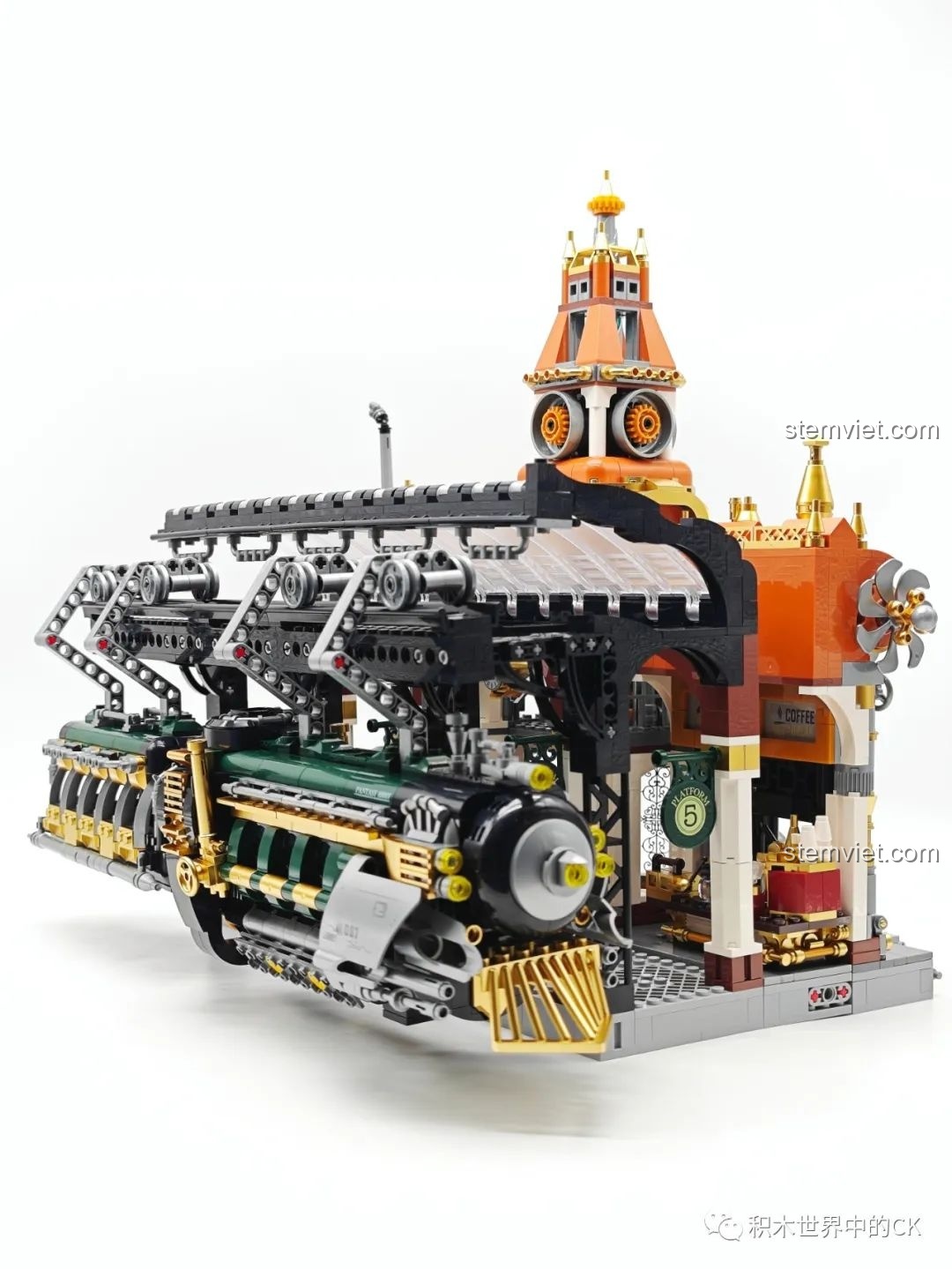 Cận cảnh cửa ra vào chính với hoa văn sắt tinh xảo của Ga Tàu Hơi Nước Phong Cách Steampunk Pantasy 85007.