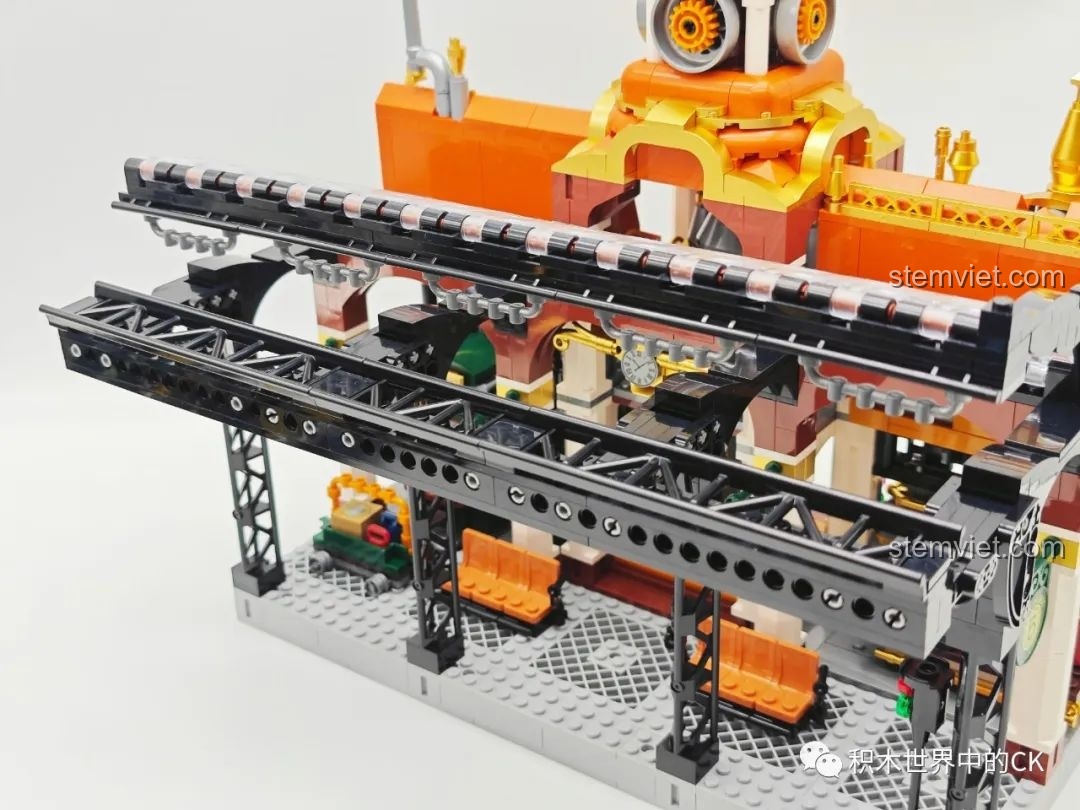 Cận cảnh phần thân đầu tàu hơi nước với các chi tiết đường ống và bánh xe của Ga Tàu Hơi Nước Phong Cách Steampunk Pantasy 85007.