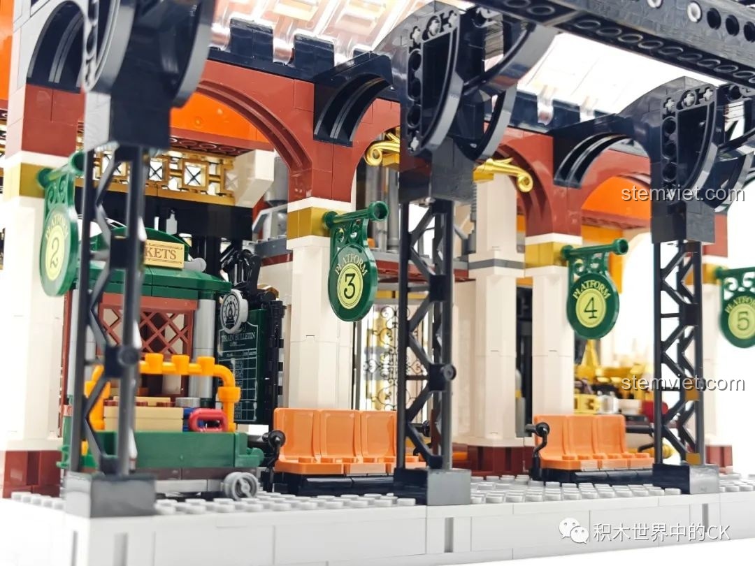 Cận cảnh phần thân đầu tàu hơi nước với các chi tiết đường ống và bánh xe của Ga Tàu Hơi Nước Phong Cách Steampunk Pantasy 85007.