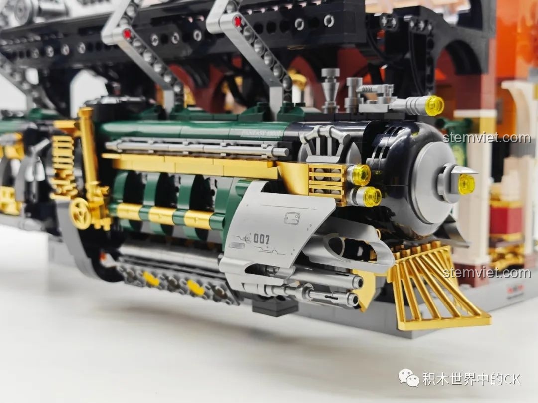 Cận cảnh phần thân toa xe của Ga Tàu Hơi Nước Phong Cách Steampunk Pantasy 85007 với các chi tiết cửa sổ và ghế ngồi.