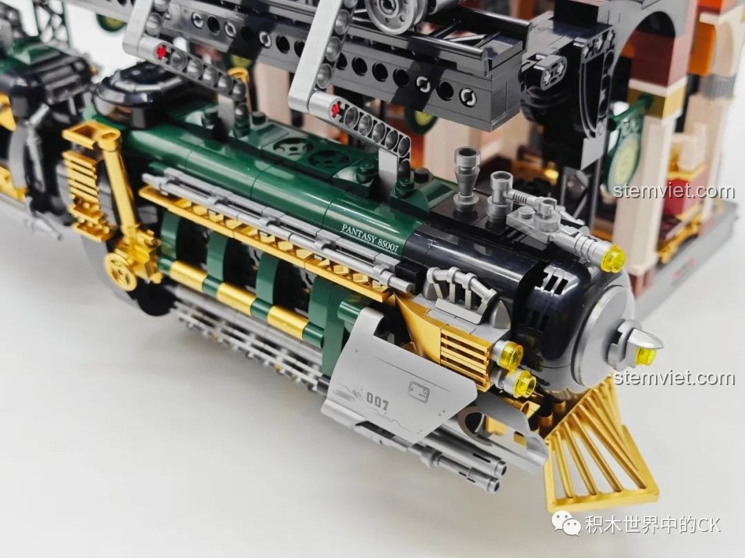 Cận cảnh phần thân toa xe của Ga Tàu Hơi Nước Phong Cách Steampunk Pantasy 85007 với các chi tiết bên ngoài.