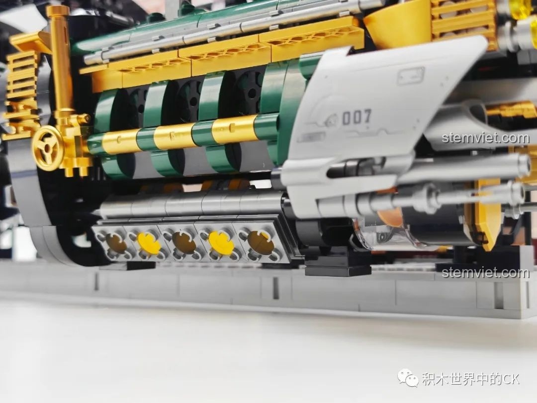 Cận cảnh phần thân toa xe của Ga Tàu Hơi Nước Phong Cách Steampunk Pantasy 85007 với các chi tiết bên ngoài và bánh xe.