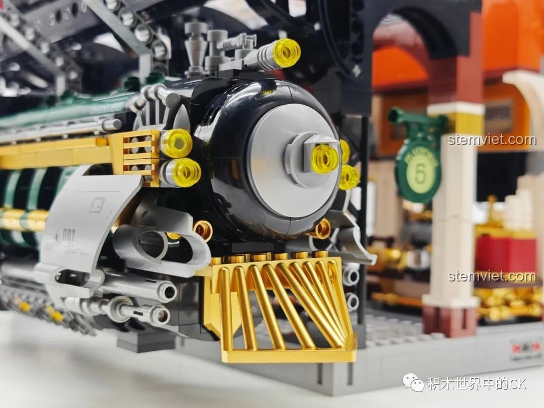 Cận cảnh phần thân toa xe của Ga Tàu Hơi Nước Phong Cách Steampunk Pantasy 85007 với các chi tiết bên ngoài và biển báo.