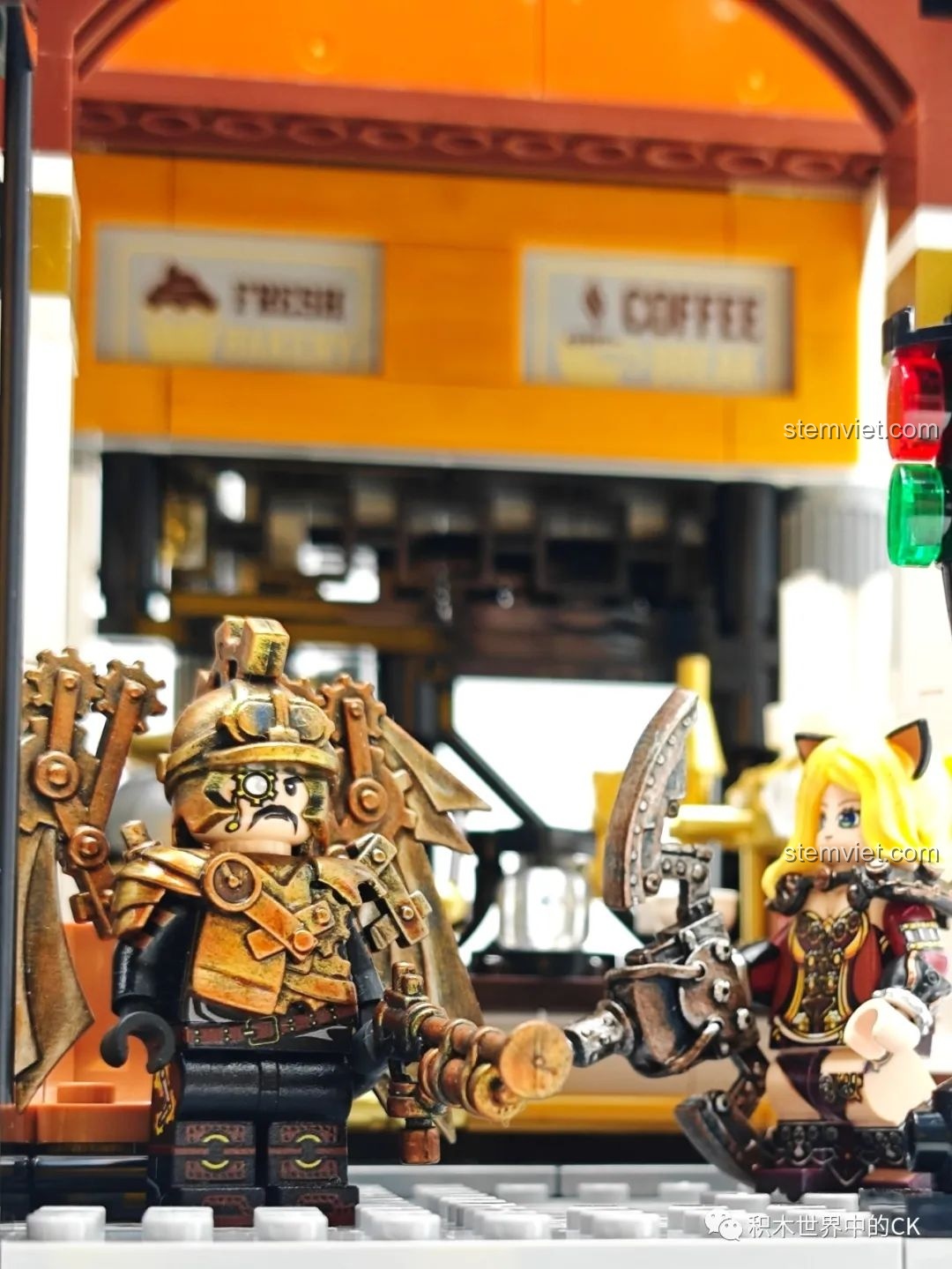 Cận cảnh phần thân đầu tàu hơi nước với các chi tiết đường ống và bánh xe của Ga Tàu Hơi Nước Phong Cách Steampunk Pantasy 85007.