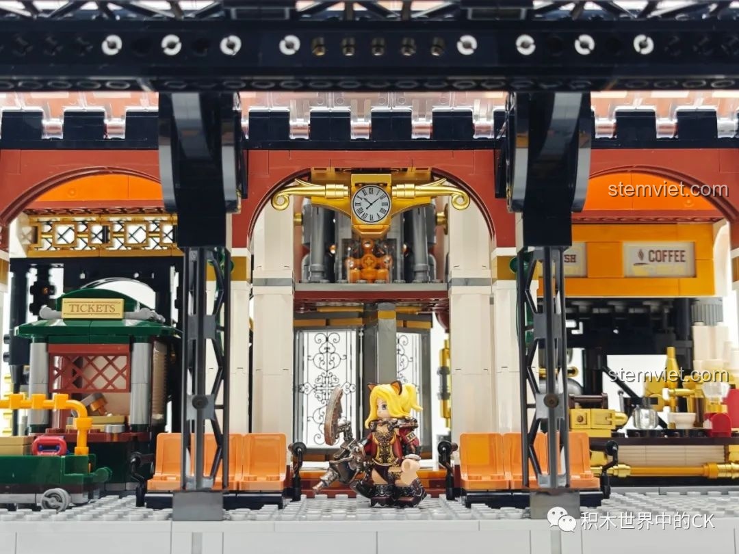 Cận cảnh phần dưới của đầu tàu hơi nước với các chi tiết bánh xe và động cơ của Ga Tàu Hơi Nước Phong Cách Steampunk Pantasy 85007.