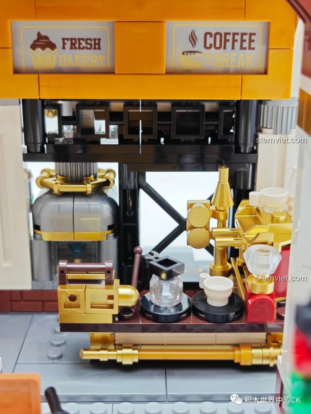 Cận cảnh phần dưới của đầu tàu hơi nước với các chi tiết bánh xe và động cơ của Ga Tàu Hơi Nước Phong Cách Steampunk Pantasy 85007.