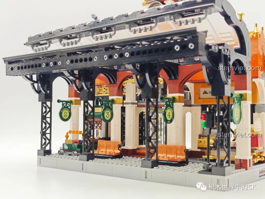 Cận cảnh phần đầu tàu hơi nước với lưới tản nhiệt vàng và đèn pha của Ga Tàu Hơi Nước Phong Cách Steampunk Pantasy 85007.