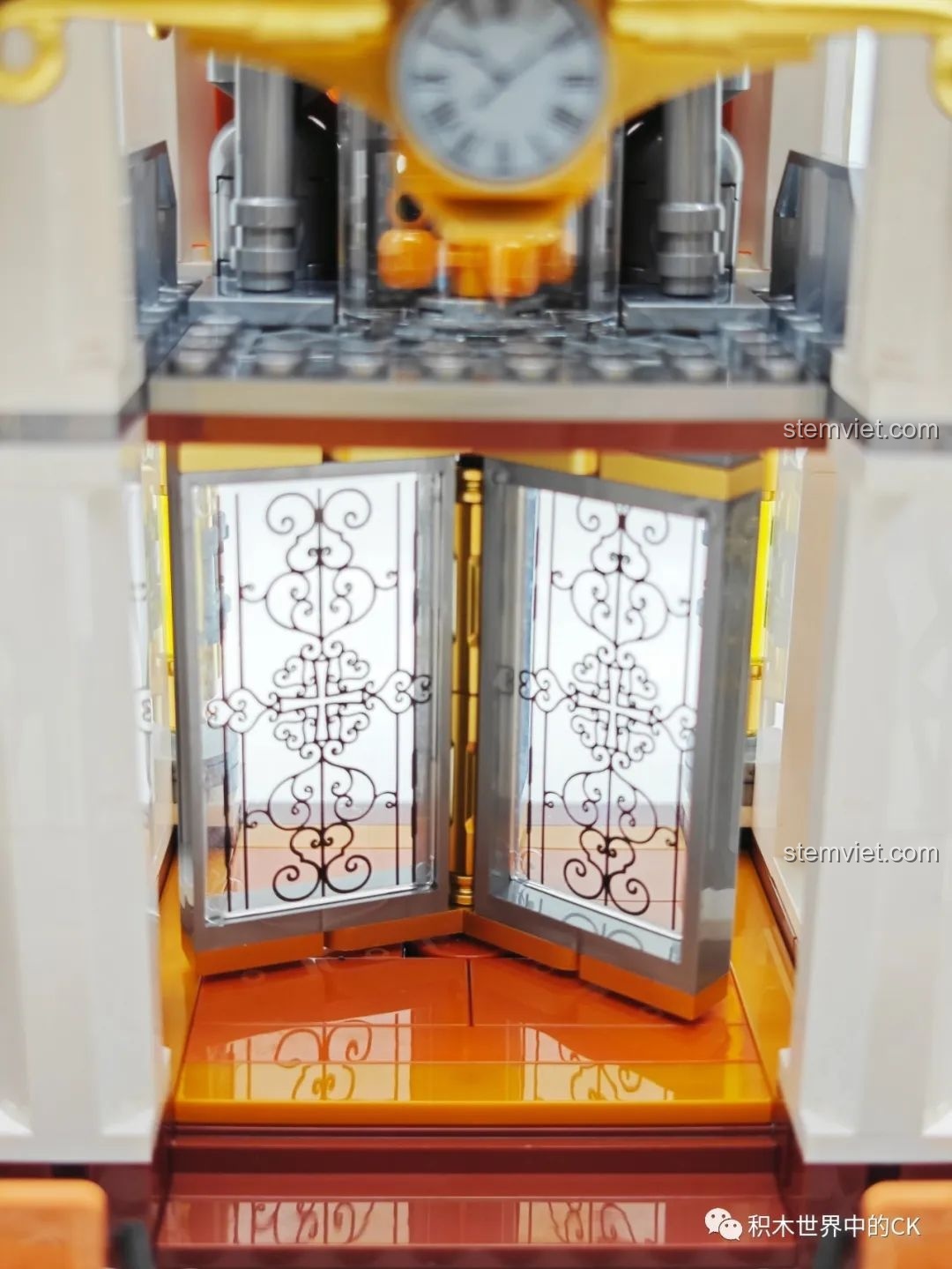 Cận cảnh phần đầu tàu hơi nước với các đèn pha và chi tiết trang trí của Ga Tàu Hơi Nước Phong Cách Steampunk Pantasy 85007.