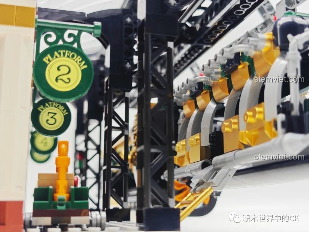 Cận cảnh phần đầu tàu hơi nước với lưới tản nhiệt vàng và đèn pha của Ga Tàu Hơi Nước Phong Cách Steampunk Pantasy 85007.